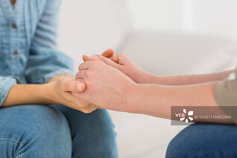 心理学家与情绪低落的病人交谈图片素材