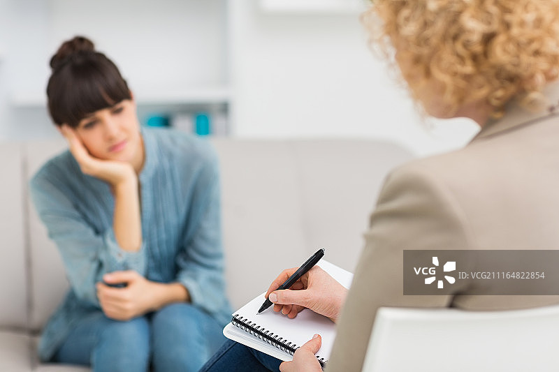 心理学家与情绪低落的病人交谈图片素材