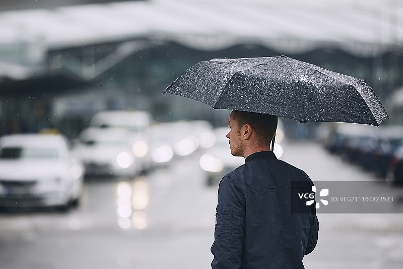 男人站在伞下图片素材