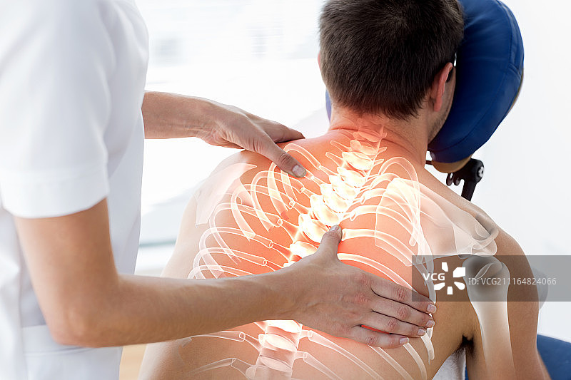理疗中的男人脊柱图片素材