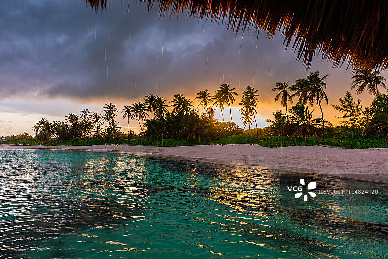 木制水上别墅远眺热带海滩美景图片素材