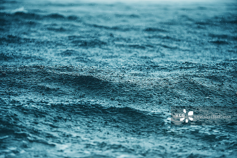 海浪上的雨自然背景图片素材