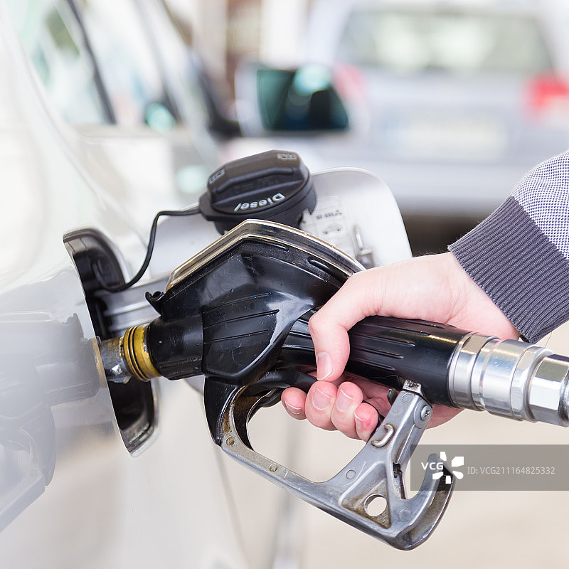 男子在加油站给汽车加油特写图片素材