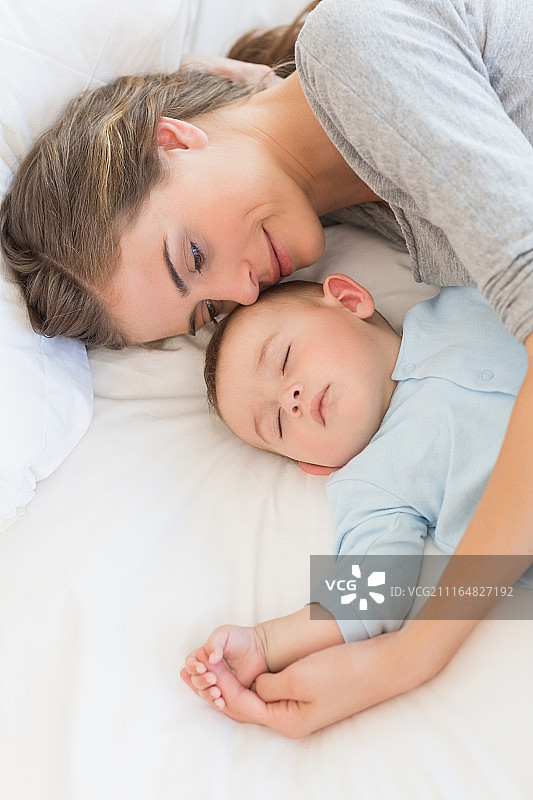 母亲和儿子在床上睡觉图片素材