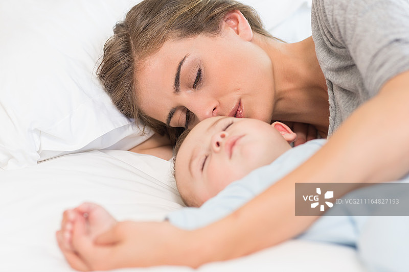 母亲和儿子在床上睡觉图片素材