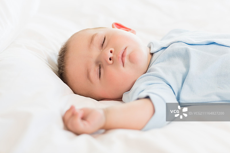 快乐的父亲和睡着的儿子躺在一起图片素材