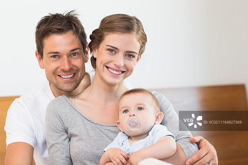 幸福的父母和他们可爱的男宝宝在一起图片素材