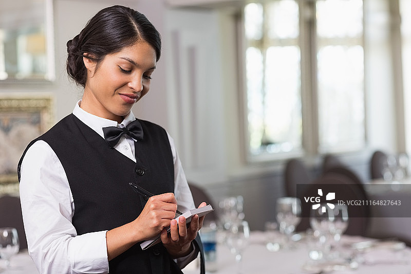 正在点单的美丽女服务员图片素材