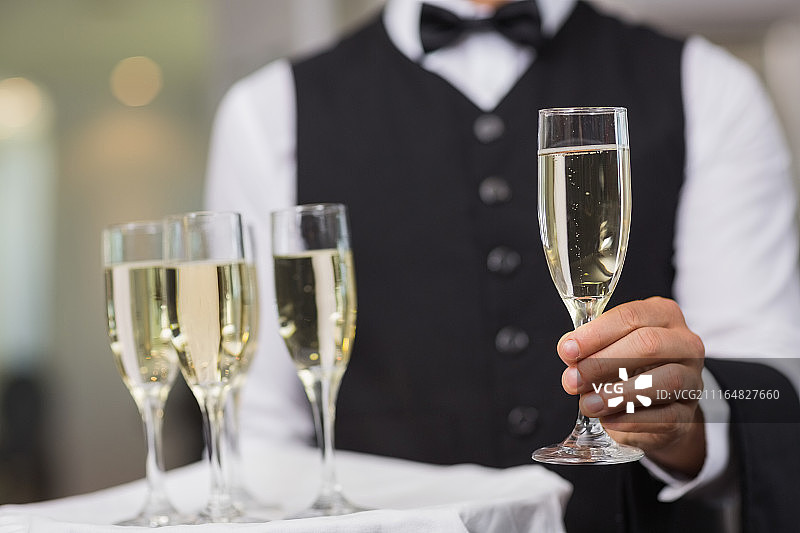 服务员端着香槟托盘图片素材