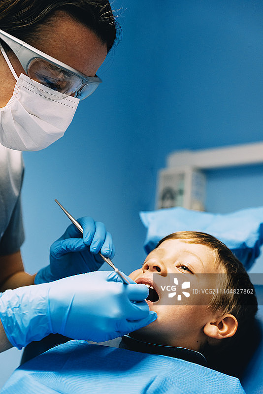 牙医与小患者在牙科诊所图片素材