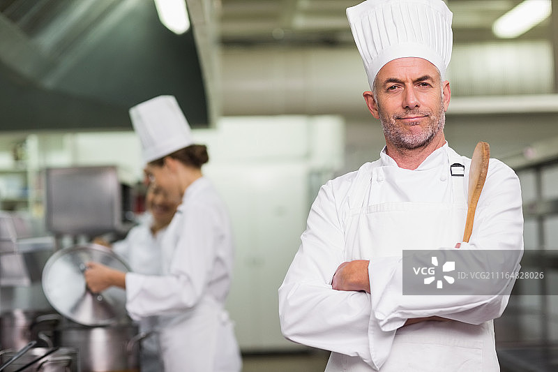 主厨手持木勺看向镜头图片素材