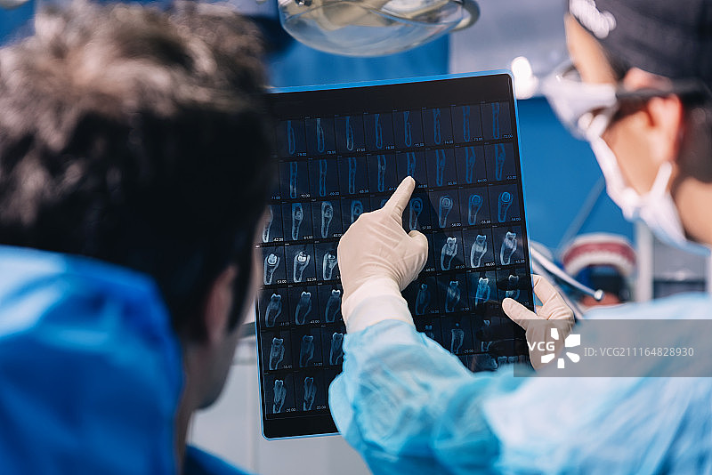 医生和她的病人交谈图片素材