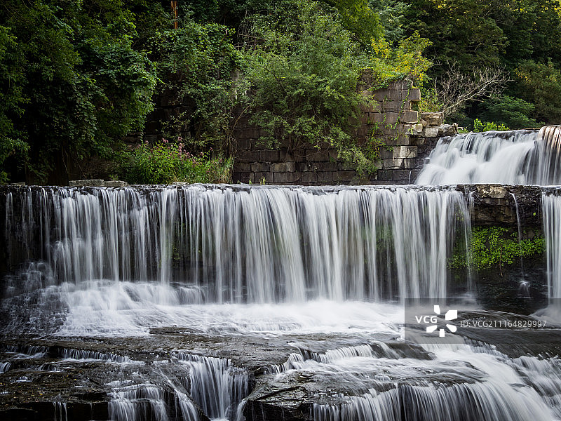 塞内卡磨坊瀑布沿库卡湖出口图片素材