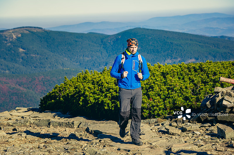 男人在山中徒步旅行图片素材