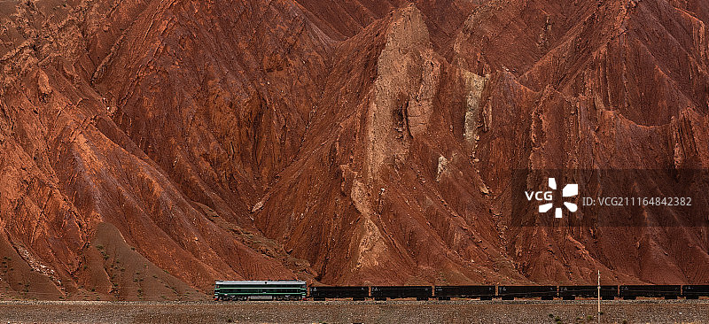 新疆行进中的火车图片素材