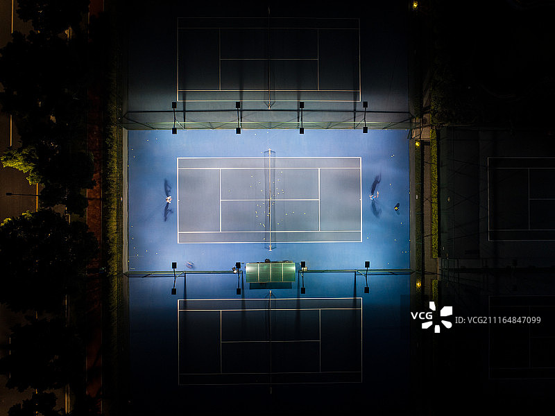 网球场上的对垒图片素材