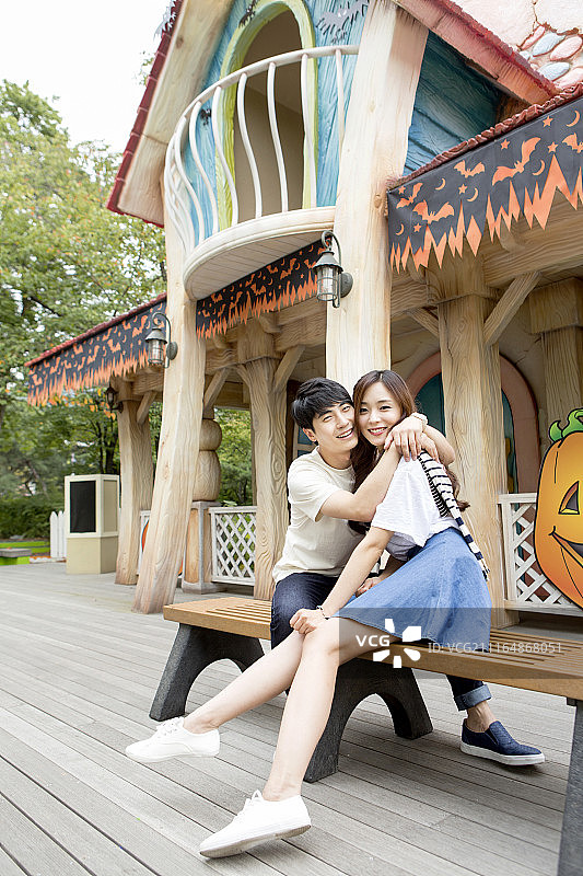 情侣在游乐园拍照区合影图片素材