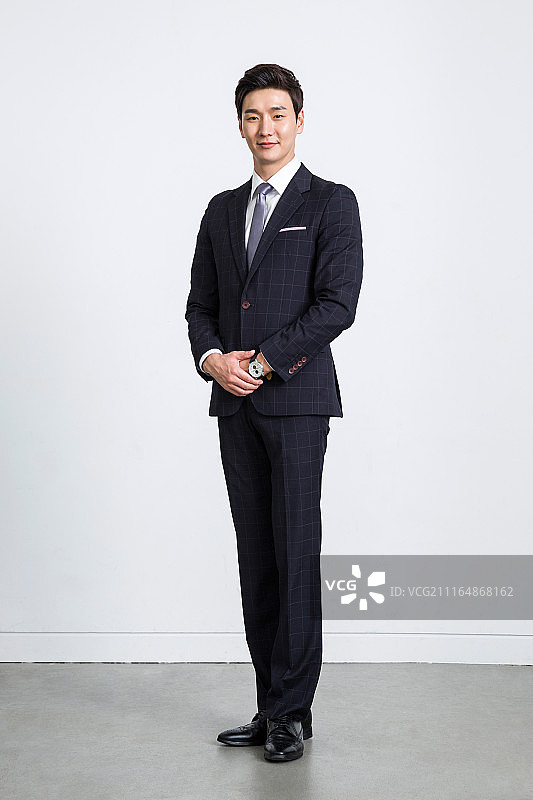 身穿西装的男人做出手势的摄影作品图片素材