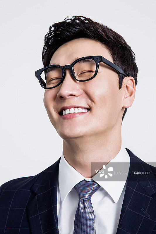 穿着西装戴着眼镜微笑的男人照片图片素材