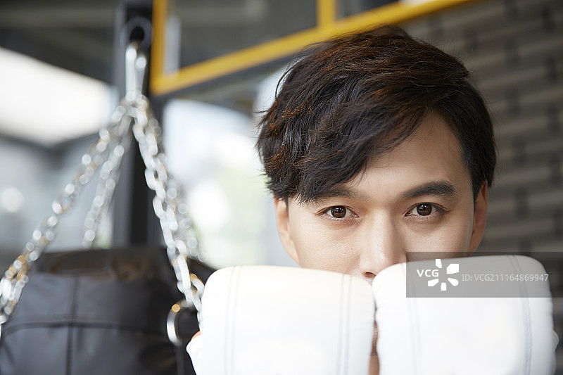 男子戴拳击手套锻炼摄影图片素材