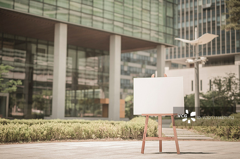 户外画架上的空白画布图片素材