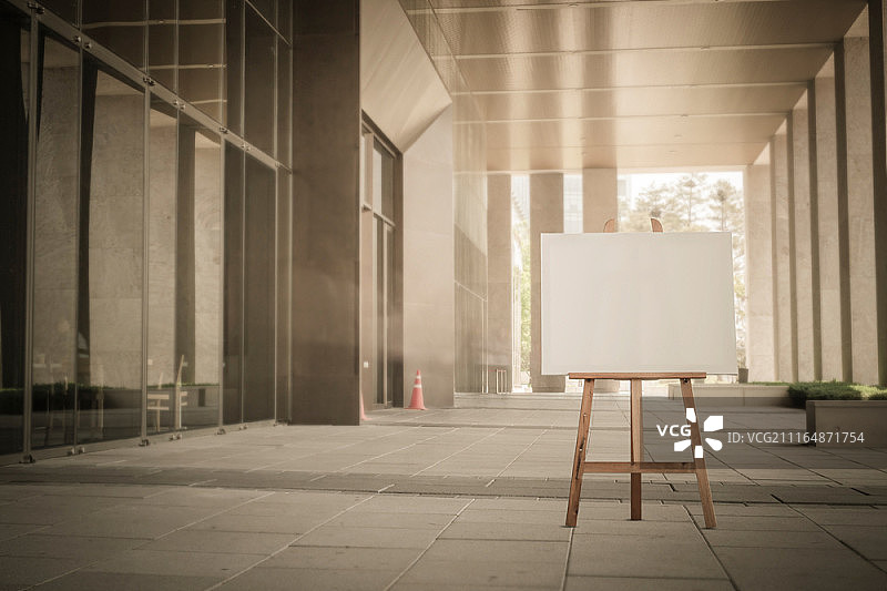 户外画架上的空白画布图片素材