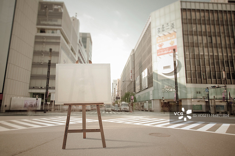 户外画架上的空白画布图片素材