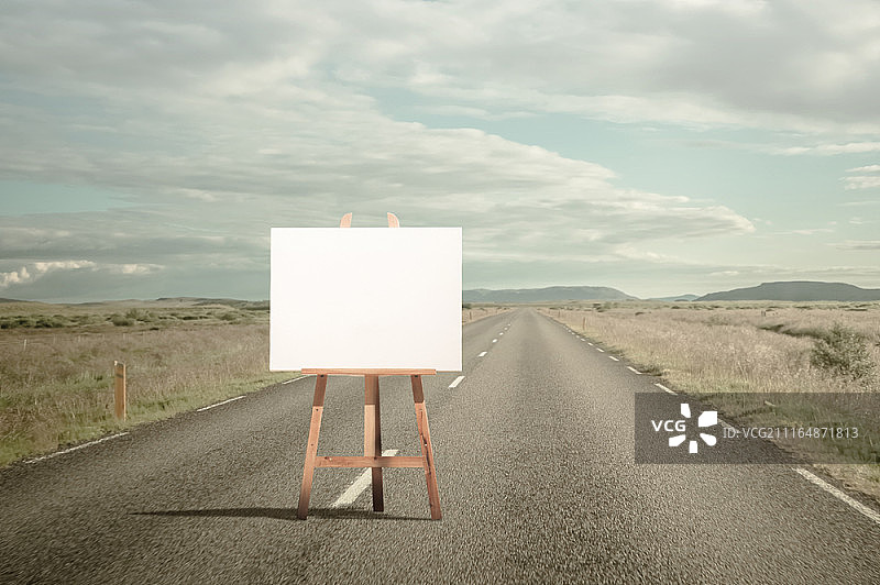 户外画架上的空白画布图片素材