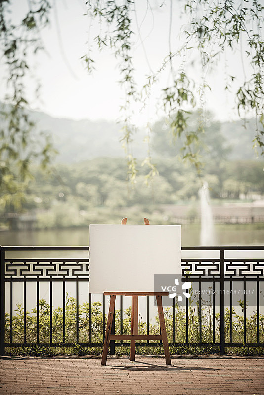 户外画架上的空白画布图片素材