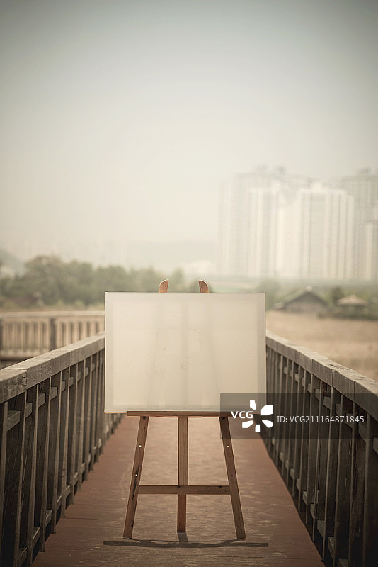 户外画架上的空白画布图片素材