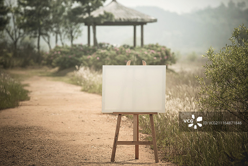 户外画架上的空白画布图片素材