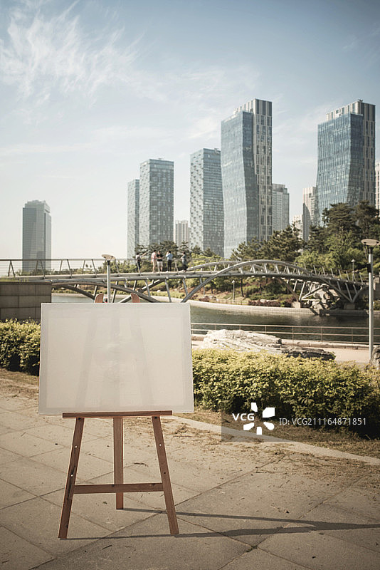 户外画架上的空白画布图片素材