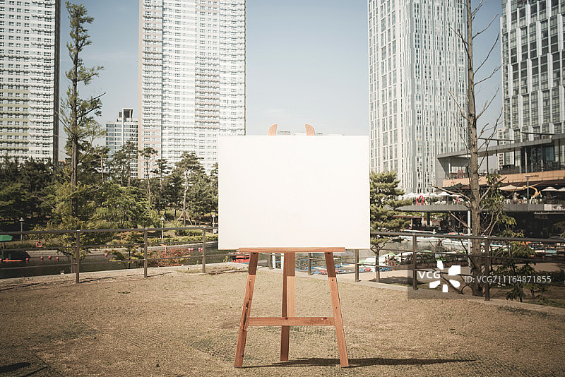 户外画架上的空白画布图片素材