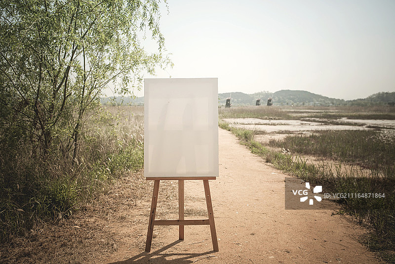 户外画架上的空白画布图片素材
