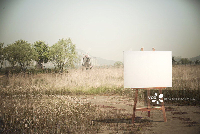 户外画架上的空白画布图片素材