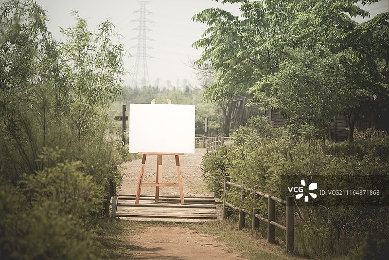 户外画架上的空白画布图片素材
