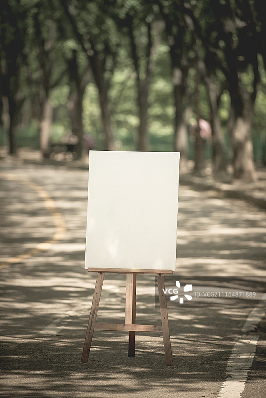 户外画架上的空白画布图片素材