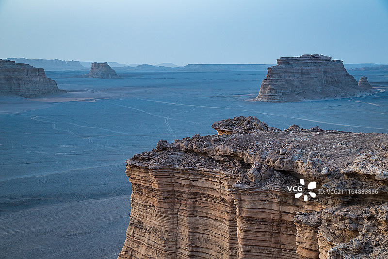 新疆罗布泊雅丹地貌探险穿越图片素材