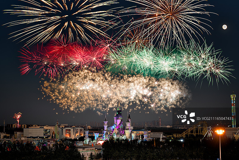 辽宁沈阳方特欢乐世界游乐场夜景烟花图片素材