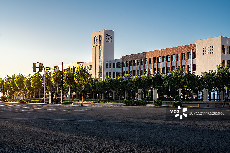 小学学校和道路图片素材