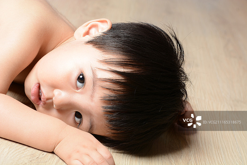 测量婴儿的体温图片素材