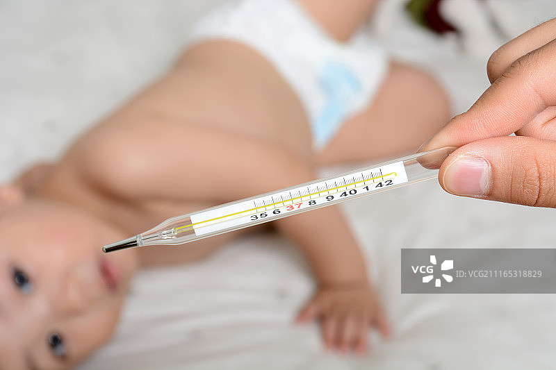 测量婴儿的体温图片素材