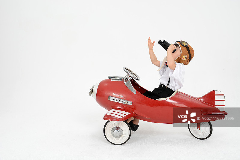 玩耍的小男孩图片素材