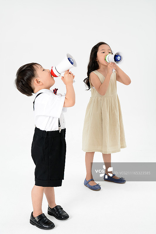 孩子们用扩音器喊话图片素材