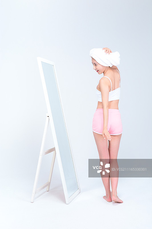 在镜子里看图片素材