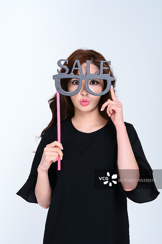 年轻女人拿着一个面具图片素材