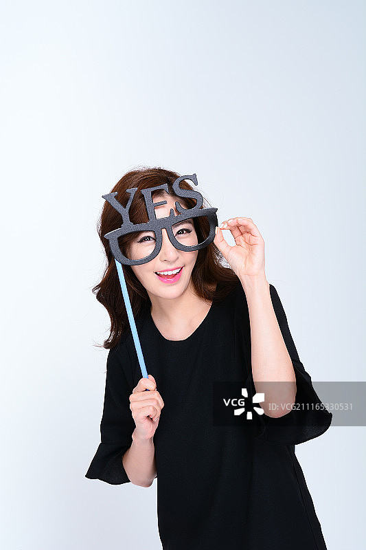 年轻女人拿着一个面具图片素材