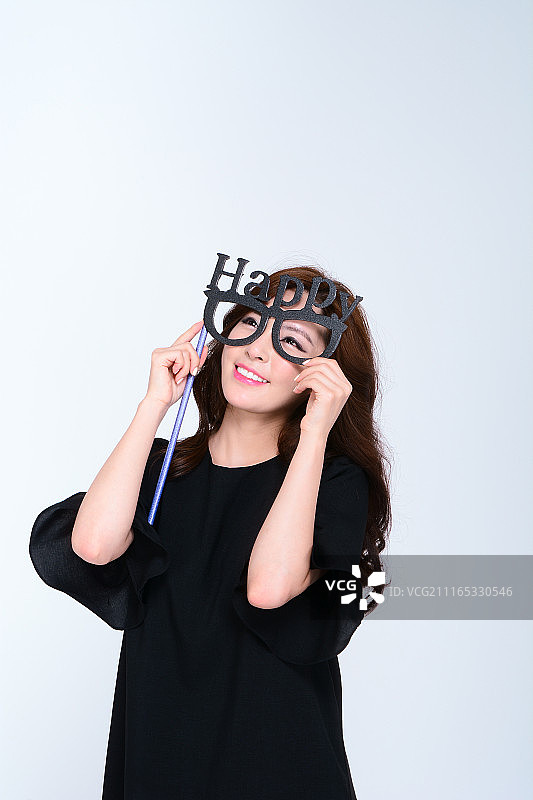 年轻女人拿着一个面具图片素材