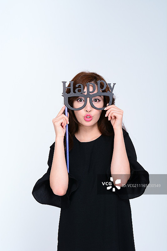 年轻女人拿着一个面具图片素材