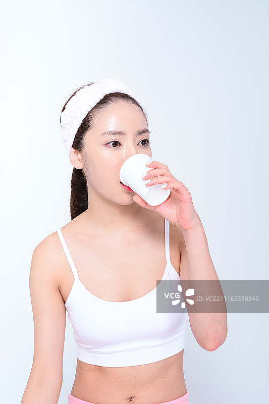 美丽的女人在刷牙图片素材